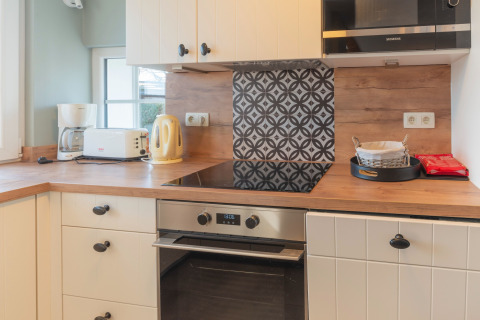 Cucina moderna presso Le Chalet sous les Hetres in Belgio, con fornelli, forno e elettrodomestici.