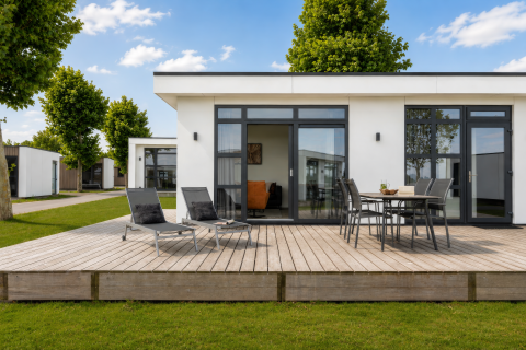 Moderne lodge met ruim terras en tuinmeubilair bij MarinaPark Bad Nederrijn in Nederland.