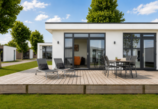 Moderne lodge met ruim terras en tuinmeubilair bij MarinaPark Bad Nederrijn in Nederland.