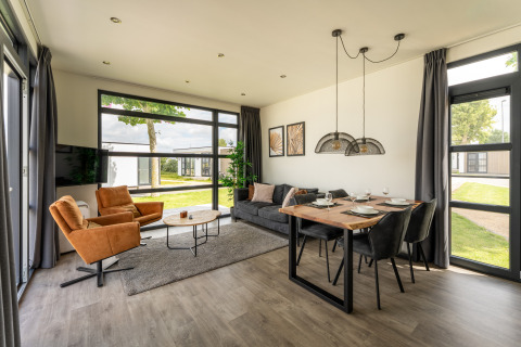 Modernes Wohnzimmer in der Villa Maritiem im MarinaPark Bad Nederrijn, Niederlande, mit heller und eleganter Einrichtung.