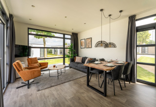 Modernes Wohnzimmer in der Villa Maritiem im MarinaPark Bad Nederrijn, Niederlande, mit heller und eleganter Einrichtung.