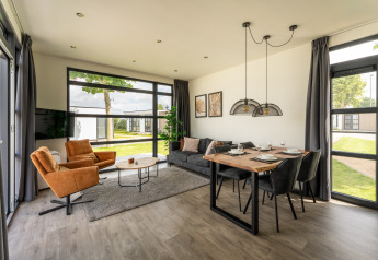 Modern woonkamerinterieur in Villa Maritiem bij MarinaPark Bad Nederrijn, Nederland, met helder en stijlvol design.