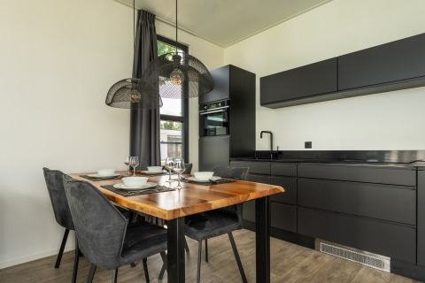 Modernes Küchen- und Esszimmer in der Villa „Maritiem“ im MarinaPark Bad Nederrijn, Niederlande.