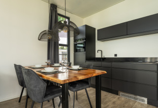 Modernes Küchen- und Esszimmer in der Villa „Maritiem“ im MarinaPark Bad Nederrijn, Niederlande.
