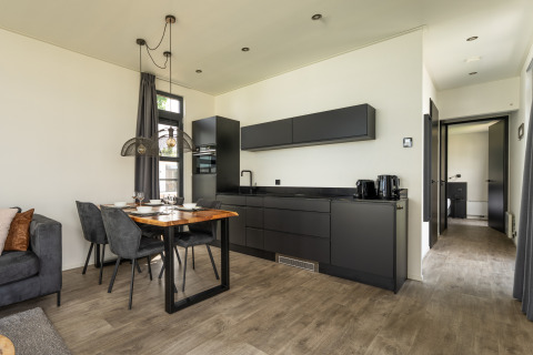 Modernes Küchen- und Esszimmer in der Villa «Maritiem» im MarinaPark Bad Nederrijn, Niederlande.