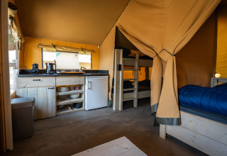 Tenda safari 'Compact' al Camping de Molenhoek nei Paesi Bassi con cucina, letti a castello e tavolo.