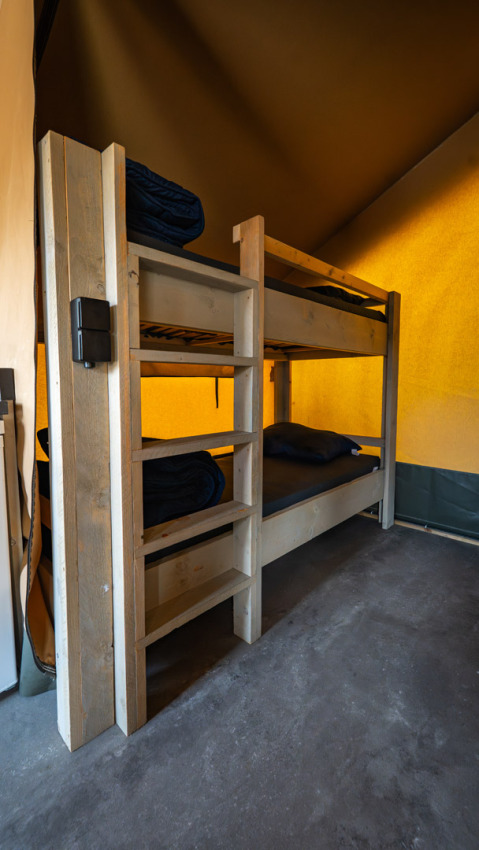 Letto a castello nella tenda safari 'Compact' al Camping de Molenhoek nei Paesi Bassi, interno essenziale.