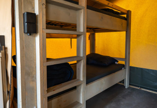 Stapelbed in de 'Compact' safaritent op Camping de Molenhoek in Nederland, met basale inrichting.