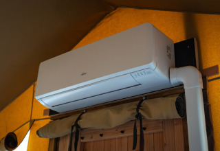 Condizionatore installato nella tenda safari Compact al Camping de Molenhoek nei Paesi Bassi.