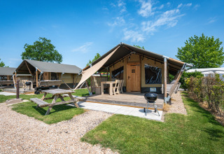 Safaritent 'Compact' bij Camping de Molenhoek, Nederland met terras, picknicktafels en barbecuegrill.