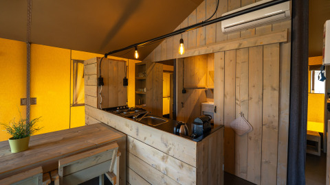 Area cucina interna della tenda safari Villatent Cottage al Camping de Molenhoek nei Paesi Bassi.