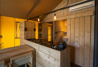 Area cucina interna della tenda safari Villatent Cottage al Camping de Molenhoek nei Paesi Bassi.