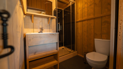 Bagno moderno in una tenda safari, Villatent Cottage al Camping de Molenhoek, Paesi Bassi, con pareti in legno.