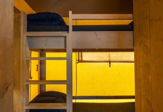 Letti a castello nella tenda safari Villatent Cottage al Camping de Molenhoek, Paesi Bassi, interno in legno.
