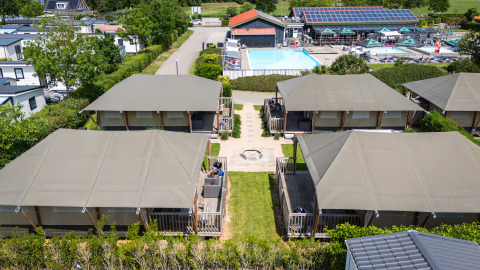 Vista aerea delle tende safari Villatent Cottage al Camping de Molenhoek nei Paesi Bassi con piscina.