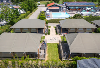 Vista aerea delle tende safari Villatent Cottage al Camping de Molenhoek nei Paesi Bassi con piscina.