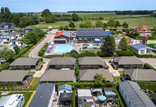 Vista aerea delle tende safari Villatent Cottage e della piscina al Camping de Molenhoek nei Paesi Bassi.