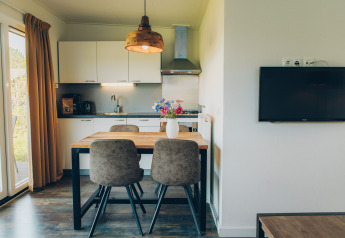 Sala y cocina modernas y luminosas en la tiny house Valleichalet de Holiday park Ackersate, Países Bajos.