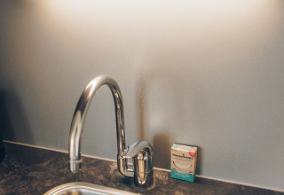 Moderne Spüle mit Wasserhahn, HappySoaps Seife und LED-Licht im Valleichalet im Ferienpark Ackersate.