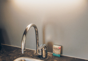 Lavello moderno con rubinetto cromato, sapone HappySoaps e luce LED nel Valleichalet del parco Ackersate.