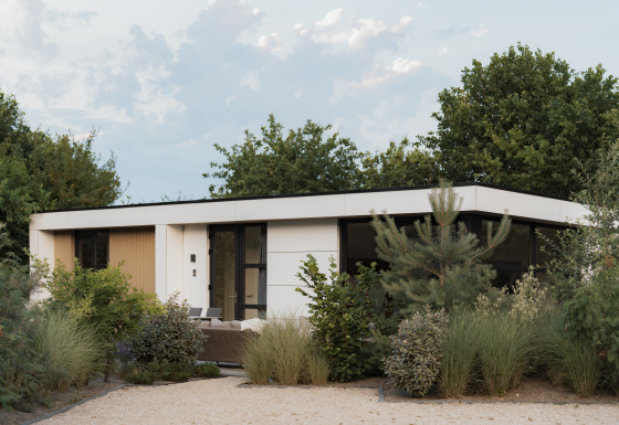 Moderne lodge Villa Bloomingdale, omringd door groen en bomen, onder een deels bewolkte blauwe lucht.