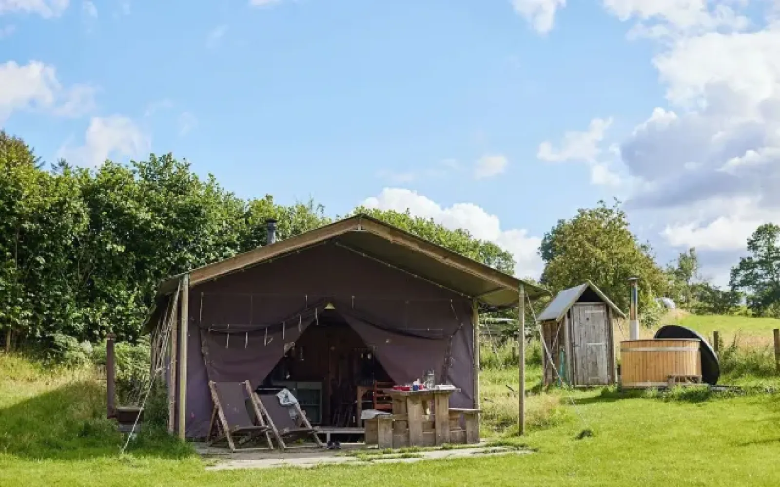 Tenthuisje naast de tent