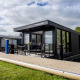 Moderne husbåd 'De Waterparel' ved Welcome In - Friesland, Nederlandene, set forankret ved havnen.