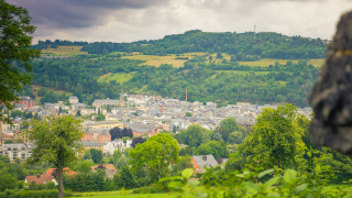 Panoramisch uitzicht op Wallendorf-pont met groene heuvels in Diekirch, Luxemburg.