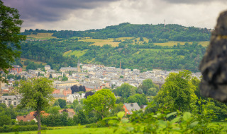 Vista panorámica de Wallendorf-pont con colinas verdes en Diekirch, Luxemburgo, bajo un cielo nublado.