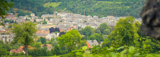 Vista panorámica de Wallendorf-pont con colinas verdes en Diekirch, Luxemburgo, bajo un cielo nublado.