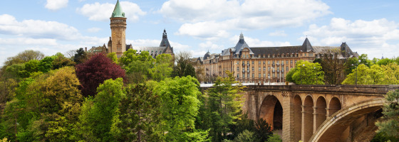 Brücke und historisches Gebäude umgeben von üppigem Grün und Bäumen nahe Wallendorf-pont, Luxemburg.