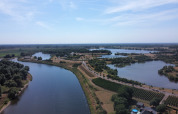 Foto aerea Meine Komplas - Vodatent - Camping de Boomgaard - Maaseik - Limburgo belga - Belgio.jpg