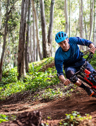 Ciclista de montaña en el bosque - Vodatent - Camping Swinnenbos - Molenstede - Brabante flamenco - Bélgica