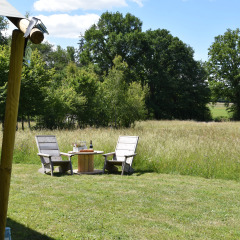 Blick aus dem Safarizelt - Voda-Tent - Camping Domaine Bleu Celeste - Couleuvre - Auvergne-Rhone-Alpes - Frankreich