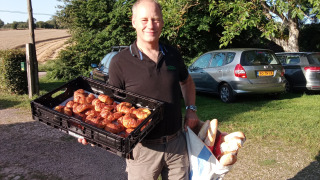 Mann mit frischen Brötchen - Vodatent - Camping la Cour d_Enchère - Saint-Palais - Auvergne-Rhone-Alpes - Frankreich