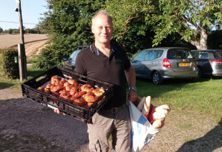 Mann mit frischen Brötchen - Vodatent - Camping la Cour d_Enchère - Saint-Palais - Auvergne-Rhone-Alpes - Frankreich