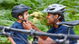 Vater hilft Sohn mit Fahrradhelm - Vodatent - Camping la Cour d_Enchère - Saint-Palais - Auvergne-Rhone-Alpes - Frankreich