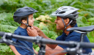 Padre ayuda a su hijo con el casco de bicicleta - Vodatent - Camping la Cour d_Enchère - Saint-Palais - Auvernia-Ródano-Alpes