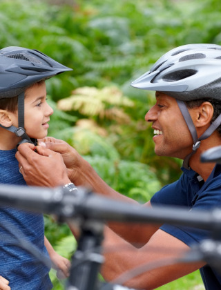 Padre ayuda a su hijo con el casco de bicicleta - Vodatent - Camping la Cour d_Enchère - Saint-Palais - Auvernia-Ródano-Alpes 