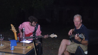 Begleiter auf der Gitarre - Vodatent - Camping la Cour d_Enchère - Saint-Palais - Auvergne-Rhone-Alpes - Frankreich