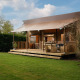 Safari-telt 'the bartender' med sanitære faciliteter i Holiday Park Mölke, Holland, omgivet af grøn natur.