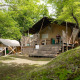 Safari-teltet Villatent Wood ved Camping Colleverde i Italien, omgivet af træer og grøn natur.