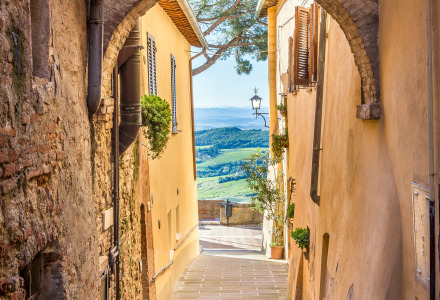Steegje in Montepulciano, Toscane, Italië