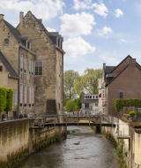 Vista del Geul en el centro de Valkenburg, LImburgo, Países Bajos
