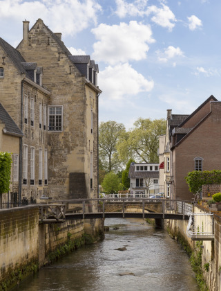 Vista del Geul en el centro de Valkenburg, LImburgo, Países Bajos