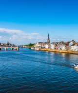 Río Maas con Maastricht al fondo, Maastricht, Limburgo, Países Bajos