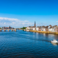 Río Maas con Maastricht al fondo, Maastricht, Limburgo, Países Bajos