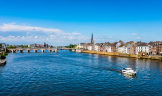 Río Maas con Maastricht al fondo, Maastricht, Limburgo, Países Bajos