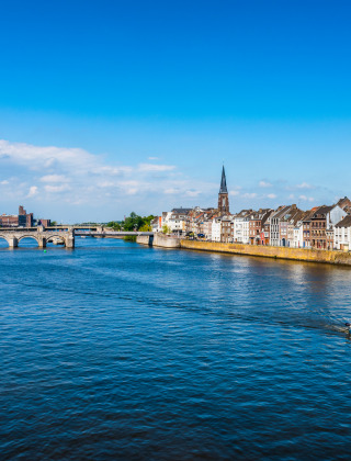 Río Maas con Maastricht al fondo, Maastricht, Limburgo, Países Bajos