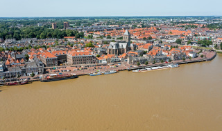 Vista aérea de la ciudad de Kampen en el río Ijssel, Kampen, Overijssel, Países Bajos
